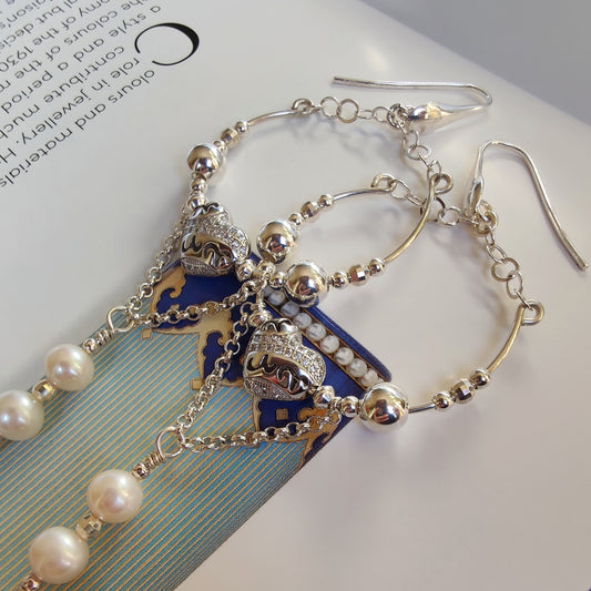 ST24 - Orecchini lunghi in argento 925 con perle naturali e zirconi.