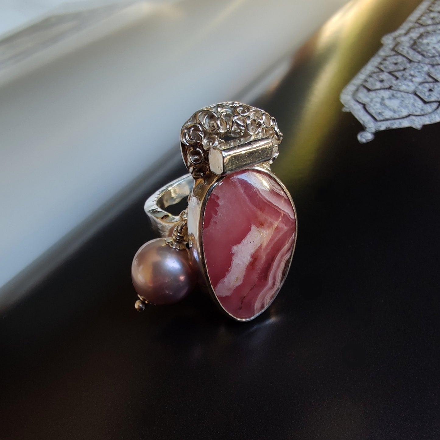 ST49 - Anello in argento 925 con rodocrosite e perla naturale d'acqua dolce