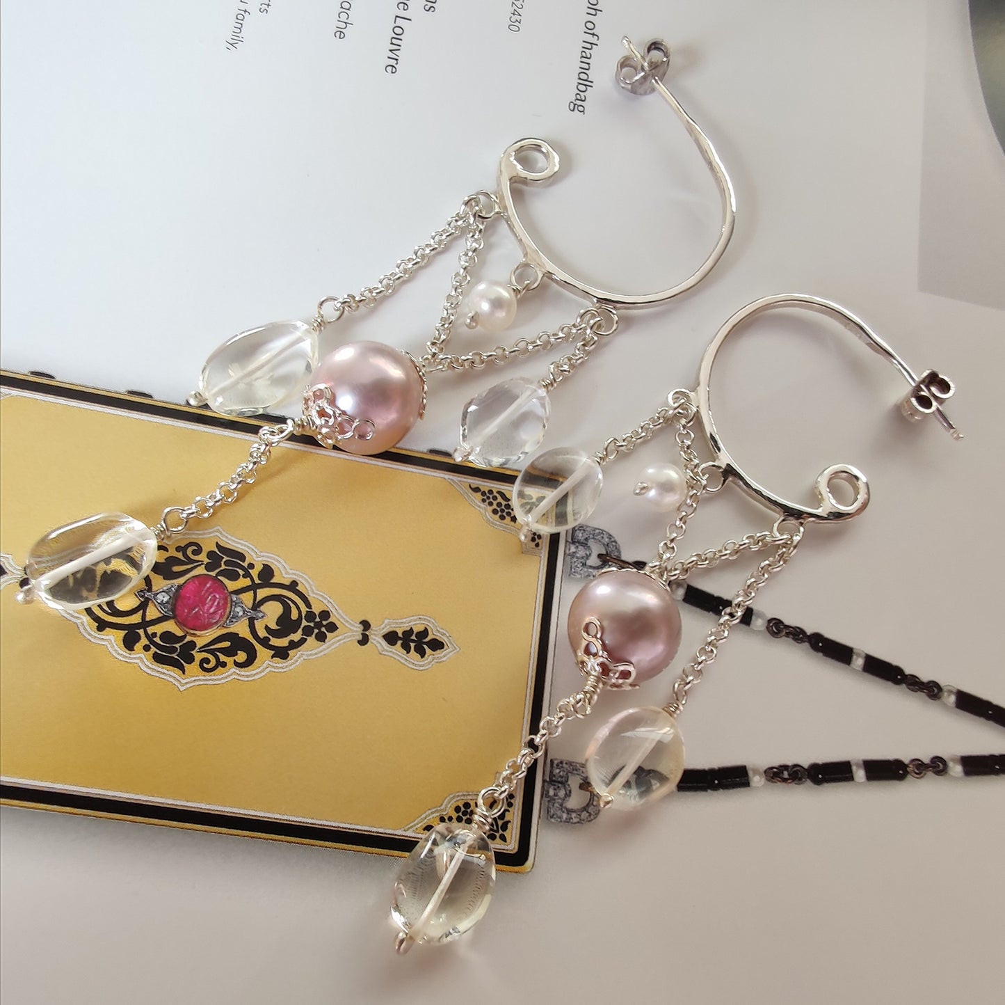 ST74 - Orecchini chandelier con perle colore rosa antico, perle bianche tonde e cristalli