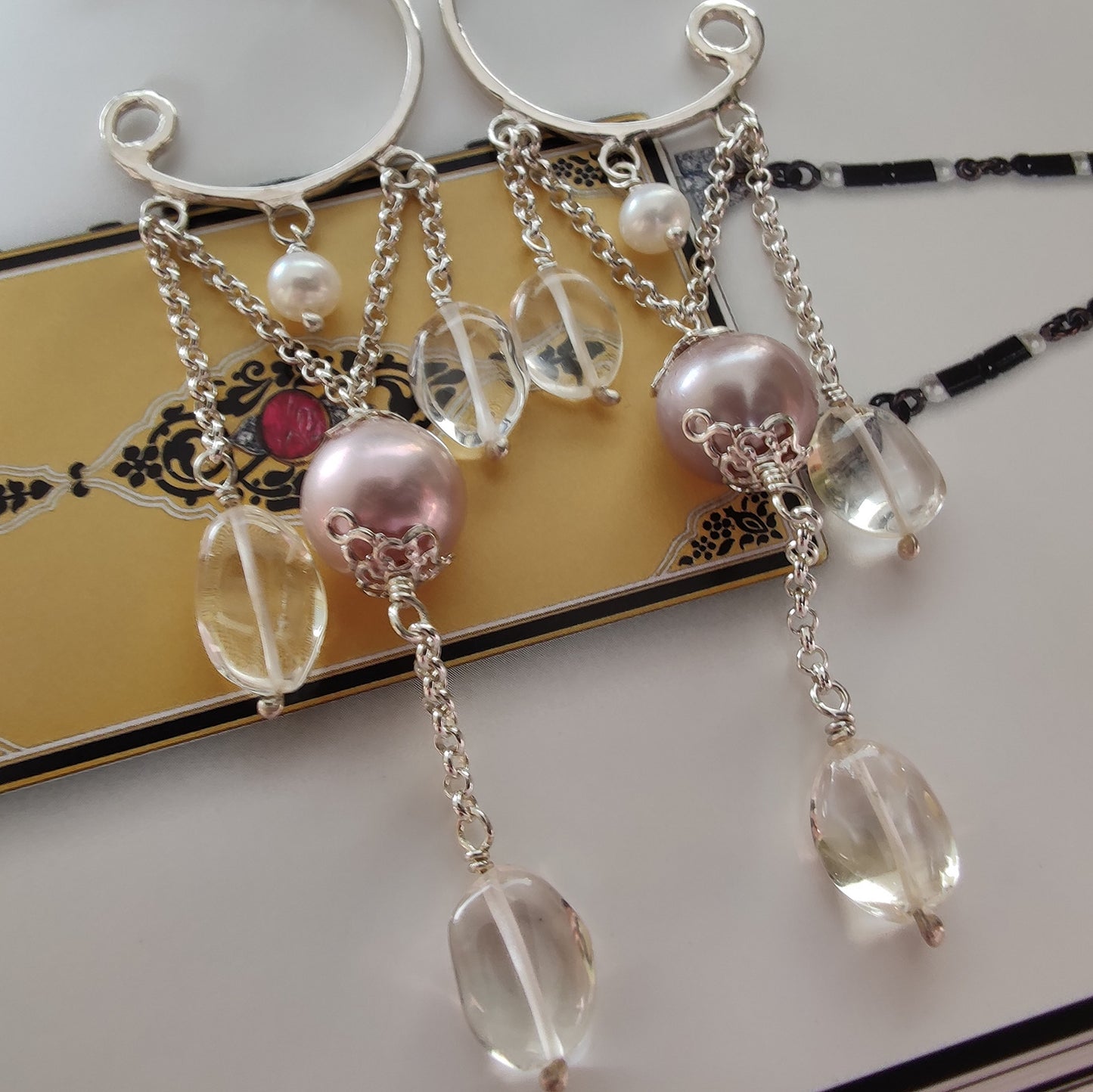 ST74 - Orecchini chandelier con perle colore rosa antico, perle bianche tonde e cristalli