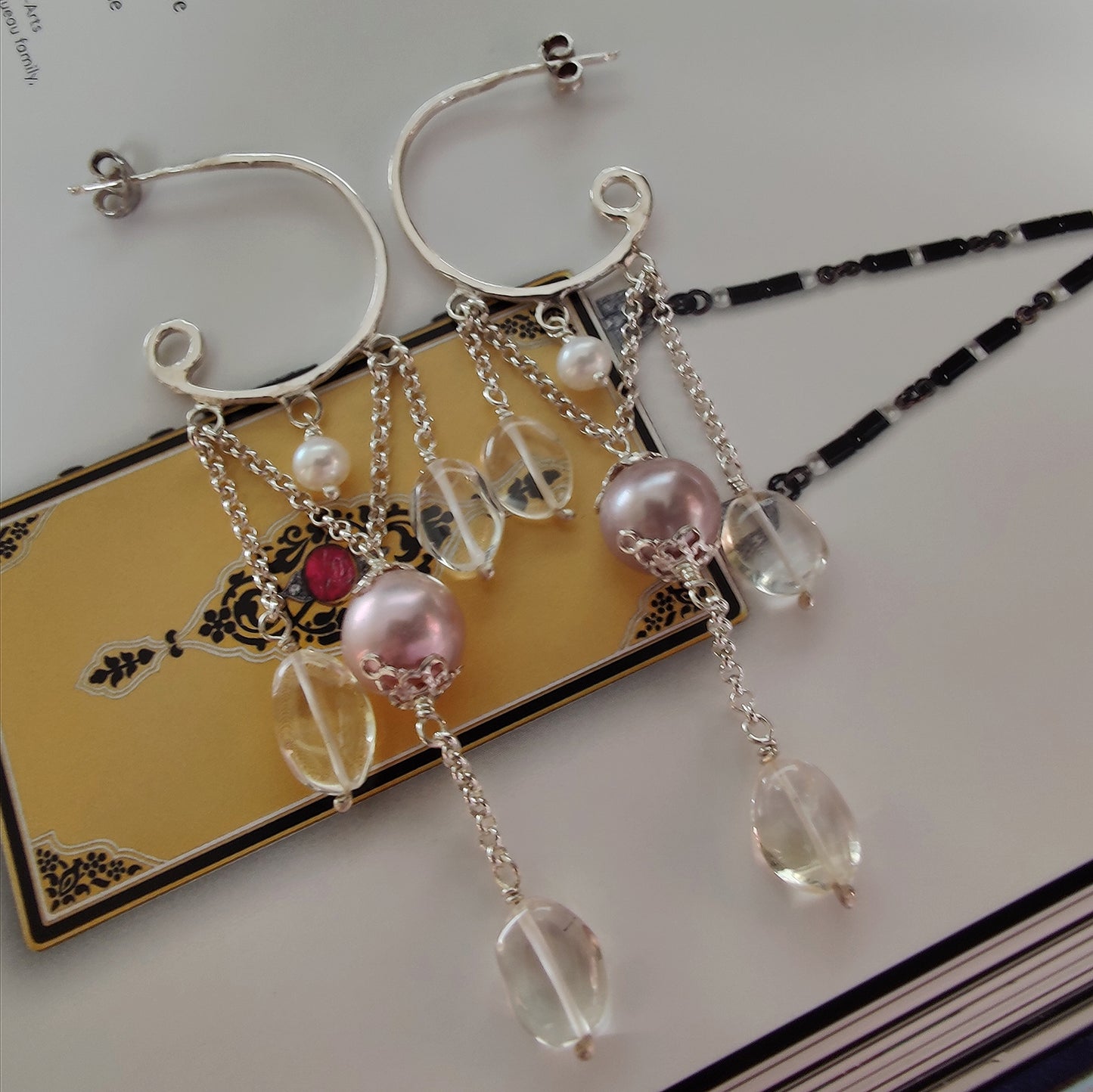 ST74 - Orecchini chandelier con perle colore rosa antico, perle bianche tonde e cristalli