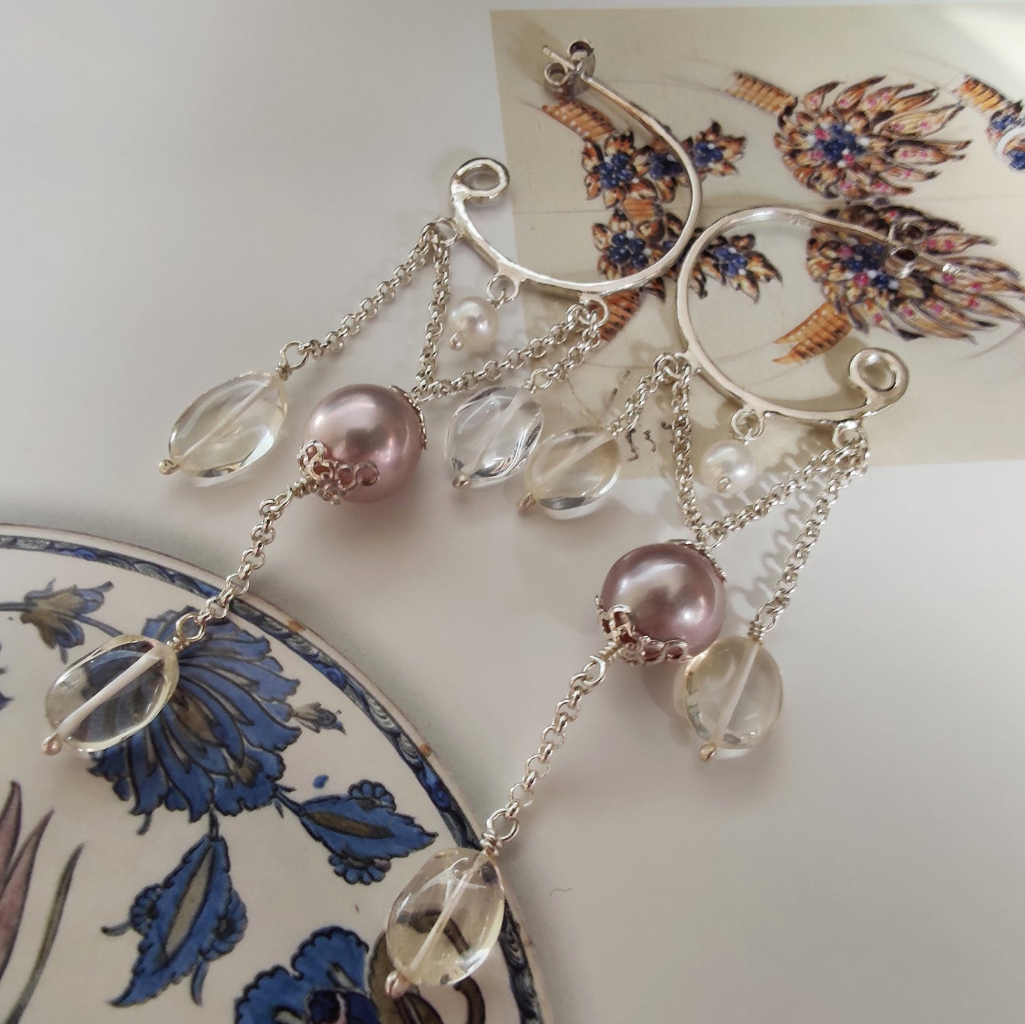 ST74 - Orecchini chandelier con perle colore rosa antico, perle bianche tonde e cristalli