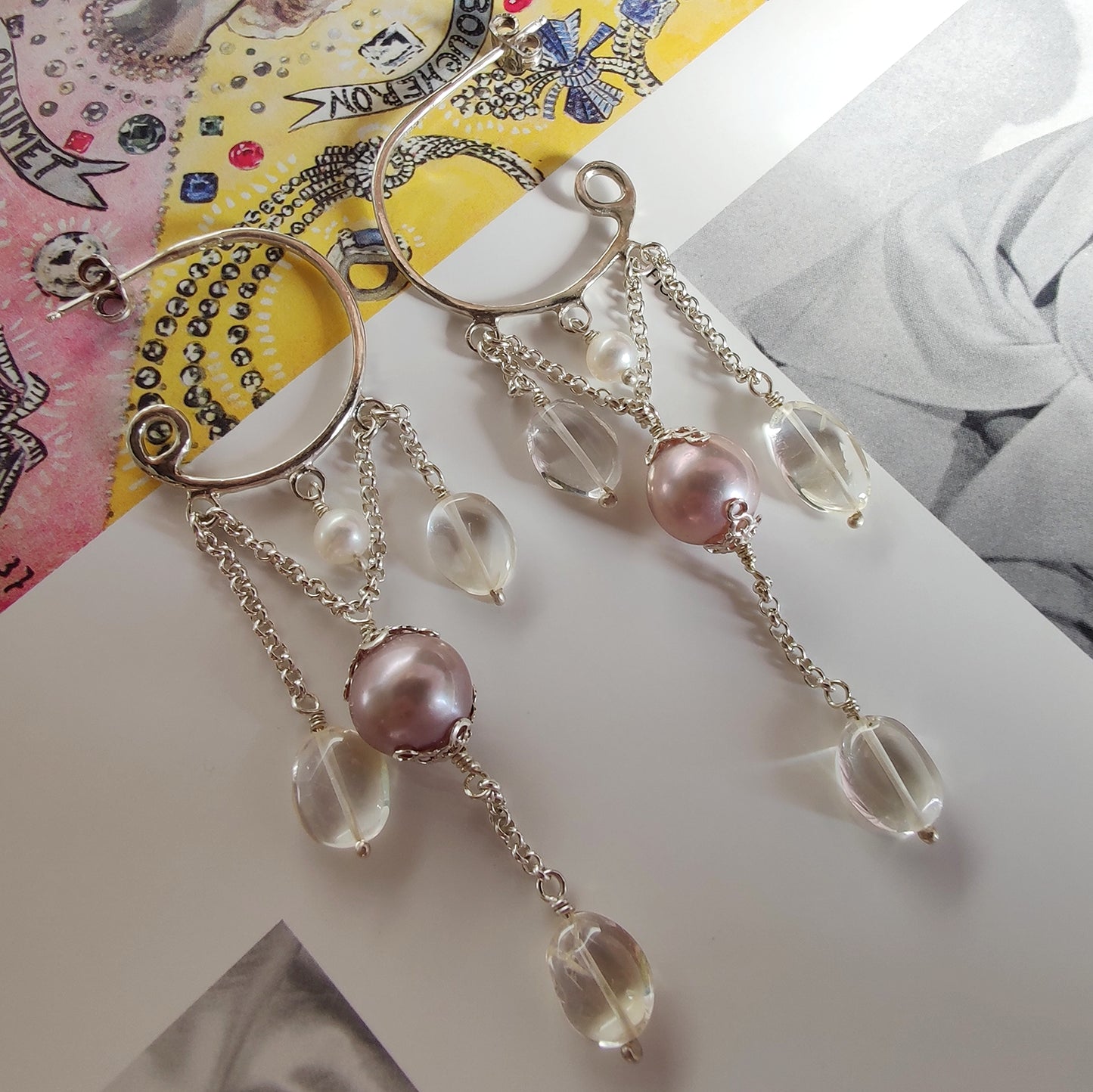 ST74 - Orecchini chandelier con perle colore rosa antico, perle bianche tonde e cristalli