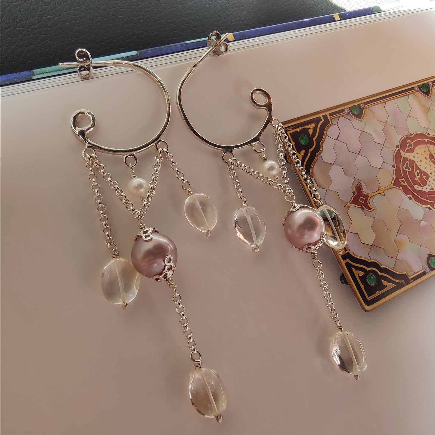 ST74 - Orecchini chandelier con perle colore rosa antico, perle bianche tonde e cristalli