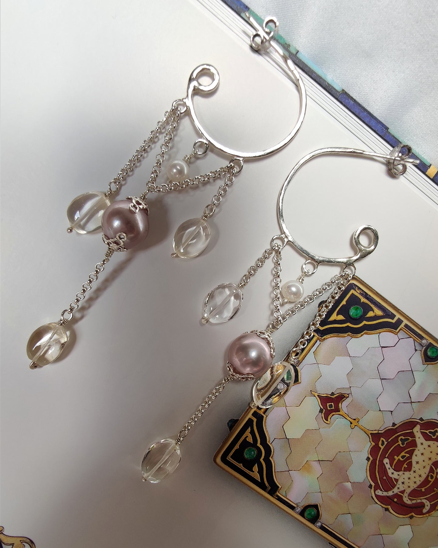 ST74 - Orecchini chandelier con perle colore rosa antico, perle bianche tonde e cristalli