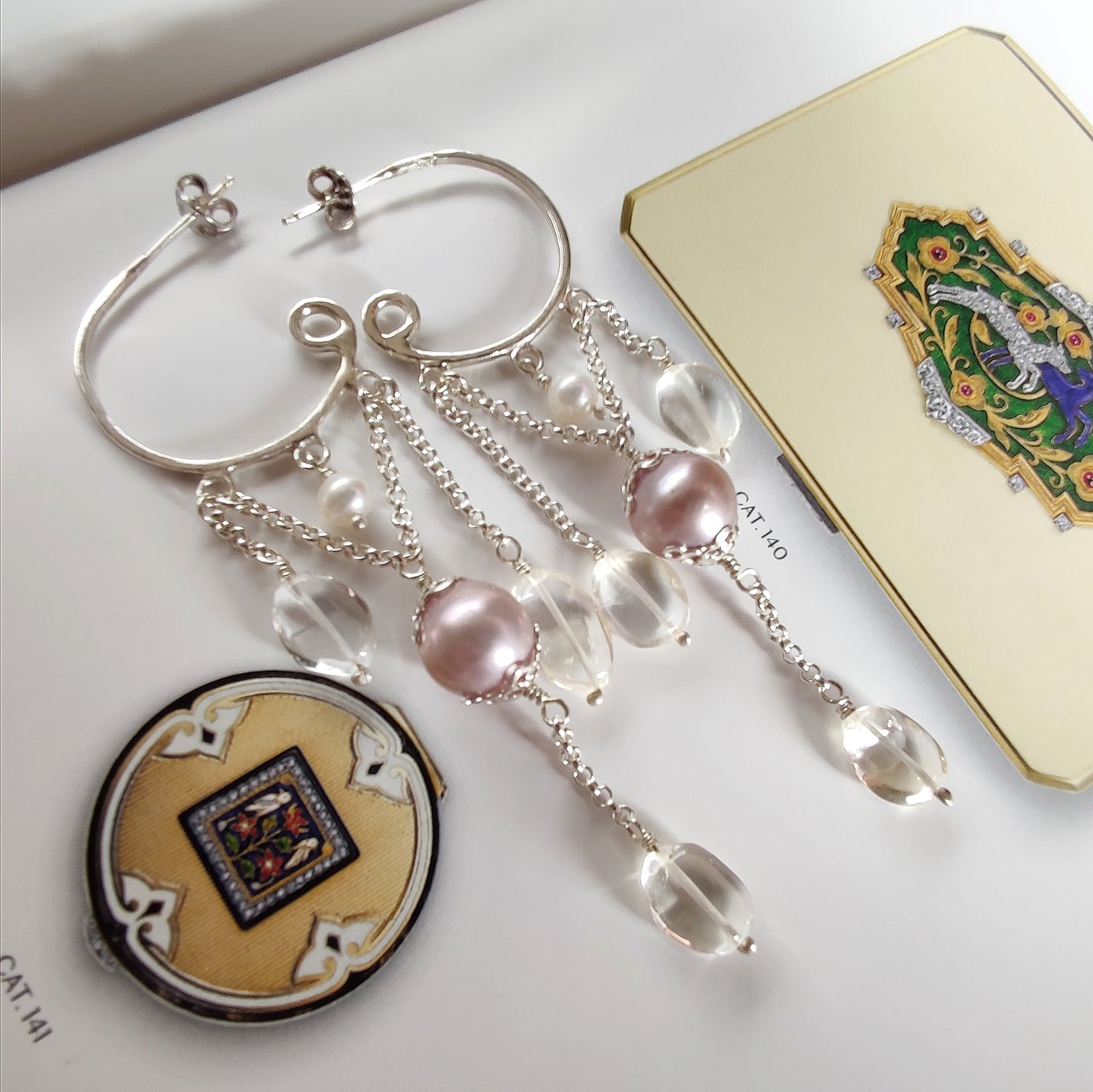 ST74 - Orecchini chandelier con perle colore rosa antico, perle bianche tonde e cristalli