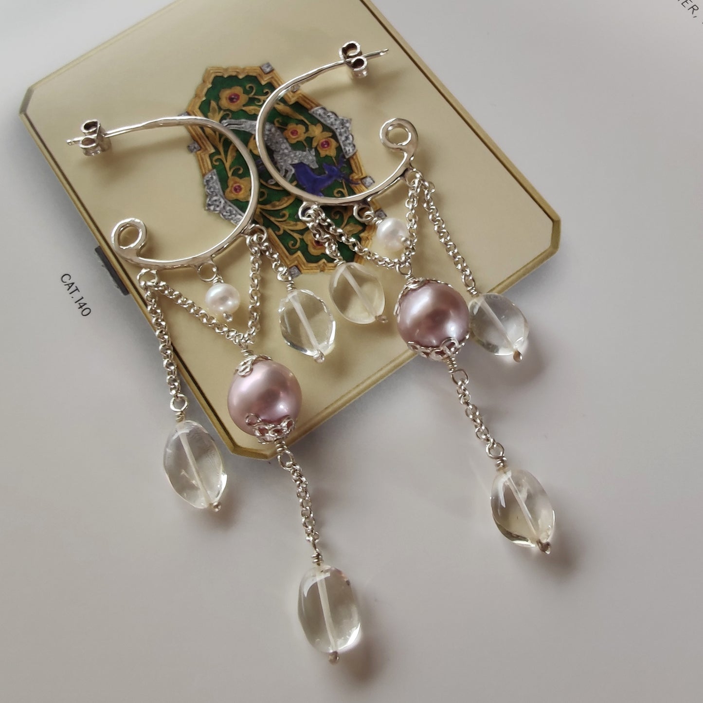 ST74 - Orecchini chandelier con perle colore rosa antico, perle bianche tonde e cristalli