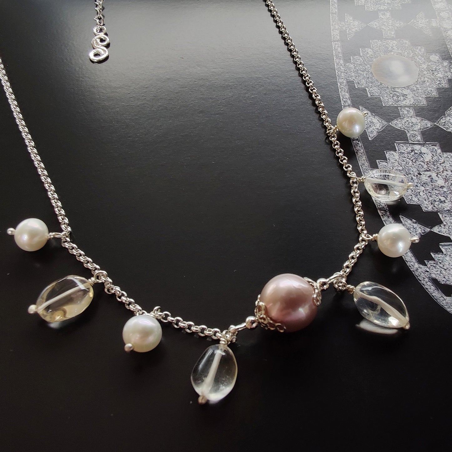 ST75 - Collana chandelier con perla d'acqua dolce e cristalli