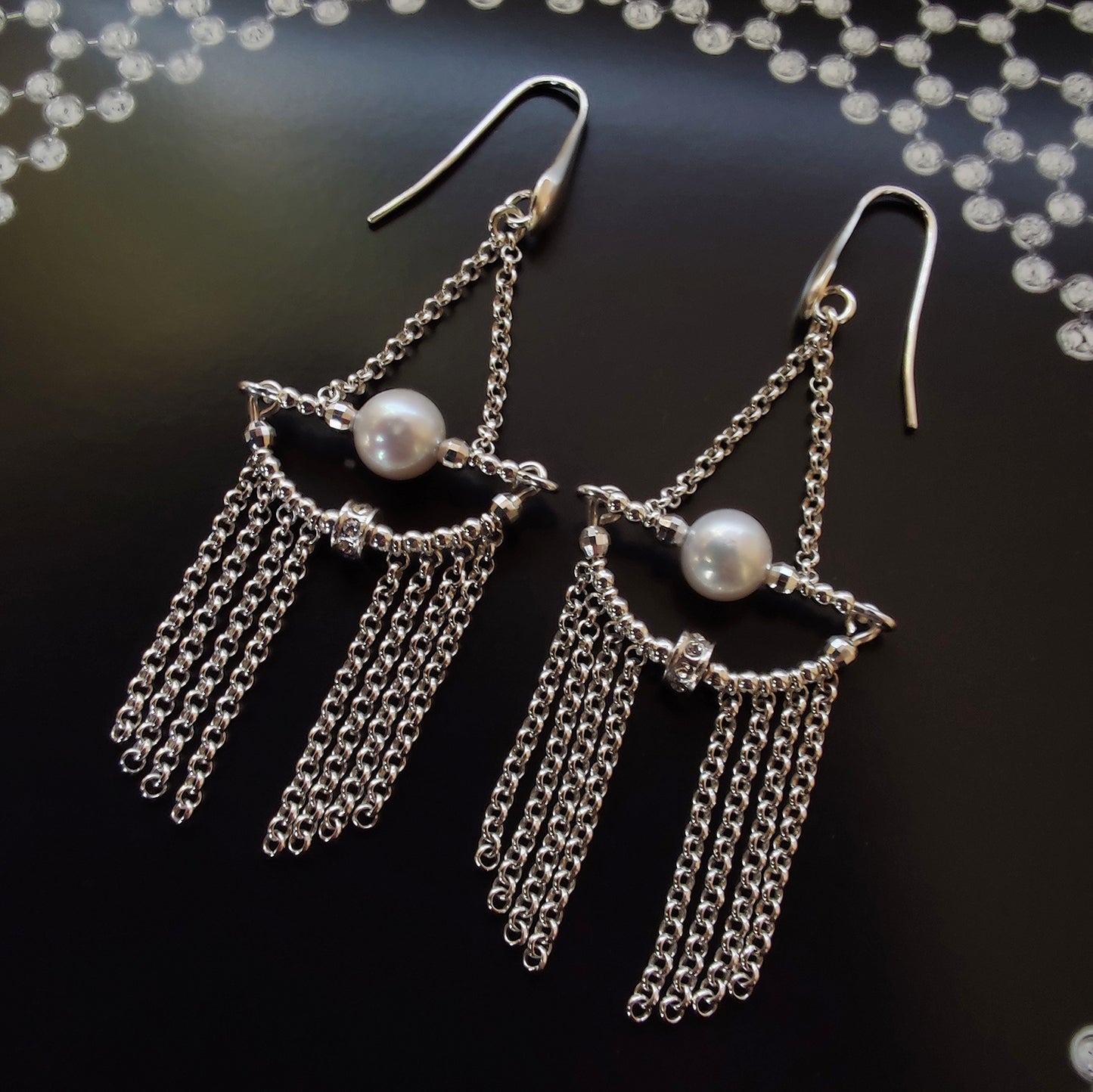 ST17 - Earrings with silver train, white freshwater pearls and zircons.