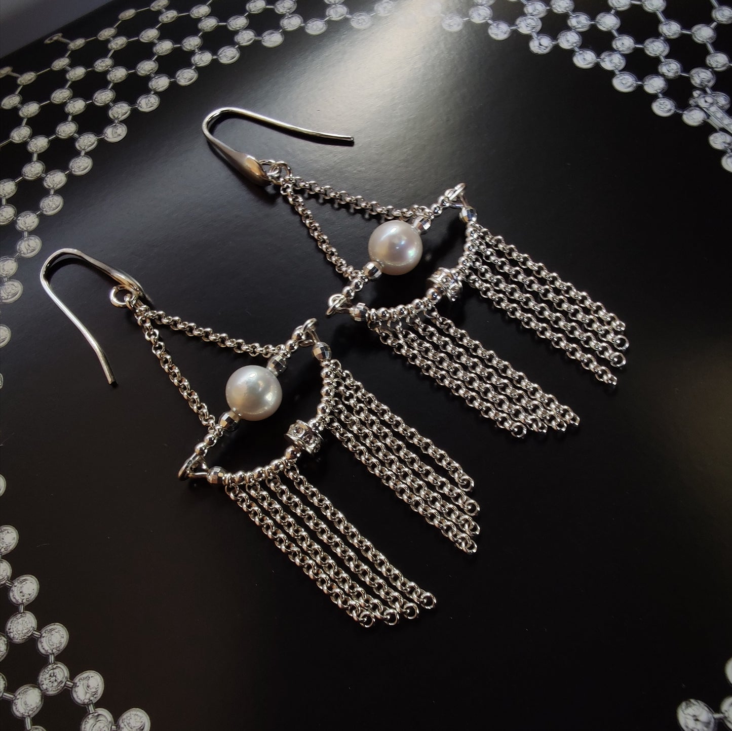 ST17 - Earrings with silver train, white freshwater pearls and zircons.