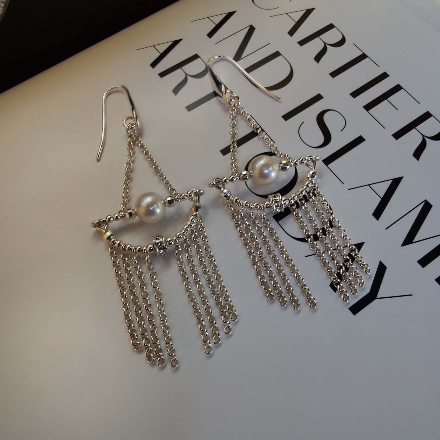ST17 - Earrings with silver train, white freshwater pearls and zircons.