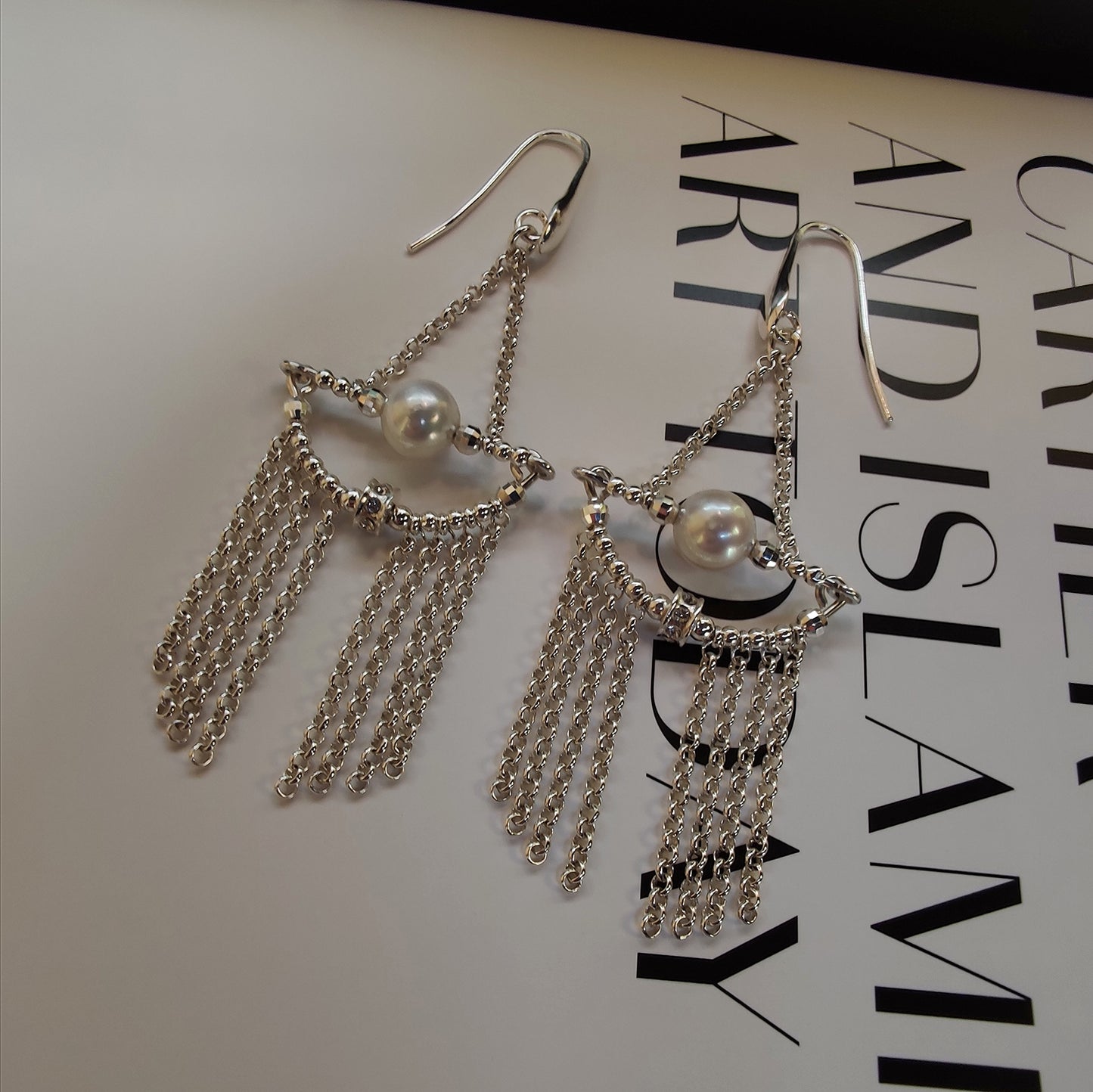 ST17 - Earrings with silver train, white freshwater pearls and zircons.