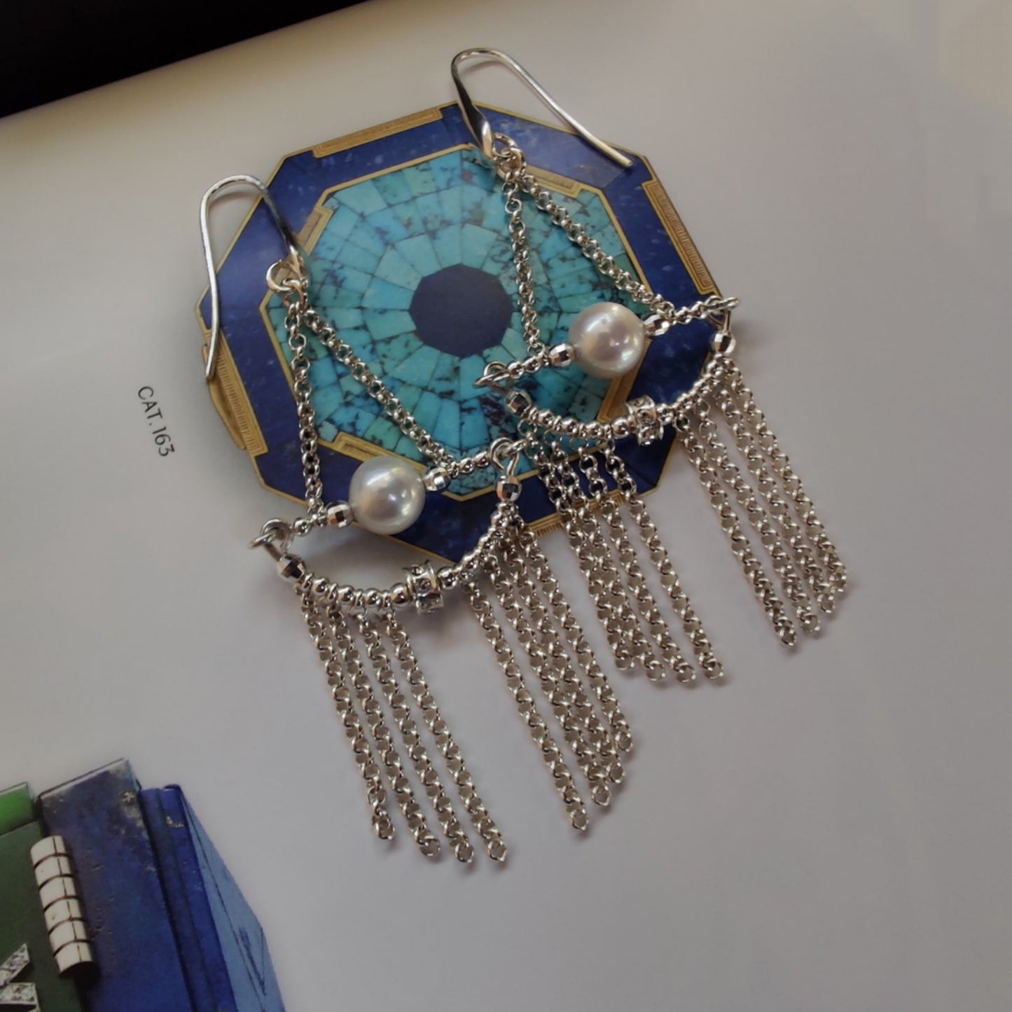 ST17 - Earrings with silver train, white freshwater pearls and zircons.