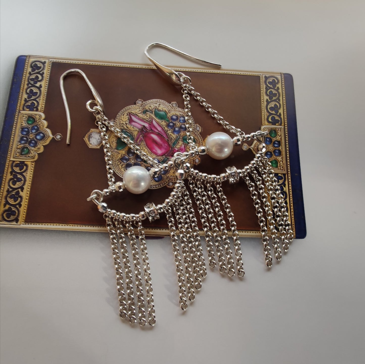 ST17 - Earrings with silver train, white freshwater pearls and zircons.