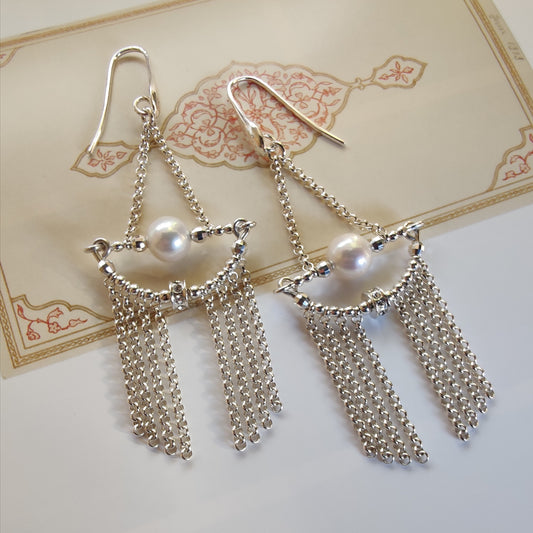 ST72 - Orecchini con strascico in argento, perle bianche d'acqua dolce e zirconi