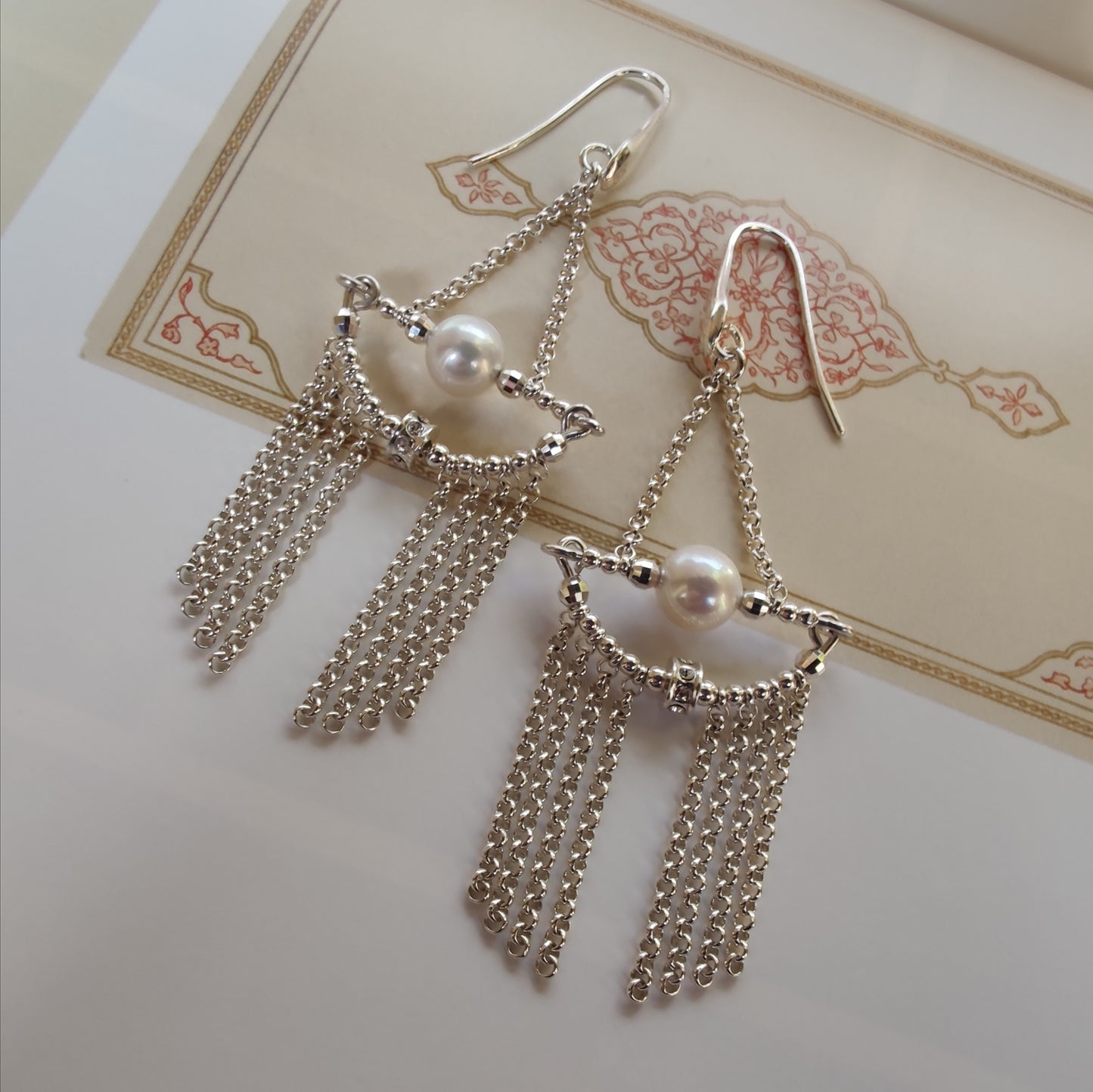 ST17 - Earrings with silver train, white freshwater pearls and zircons.