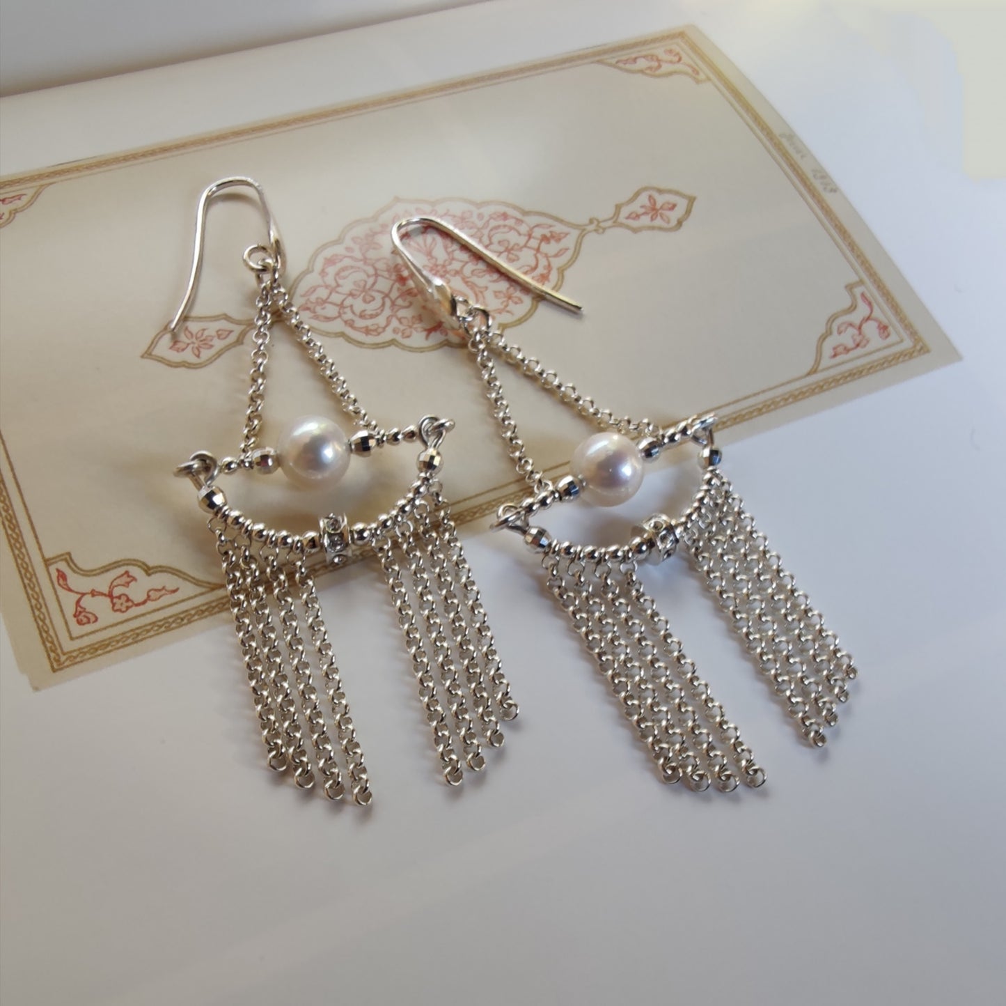 ST17 - Earrings with silver train, white freshwater pearls and zircons.