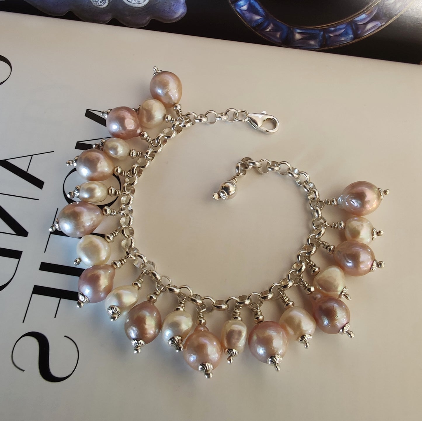 ST67 -  Bracciale in argento 925 con perle d'acqua dolce colore rosa antico e bianche