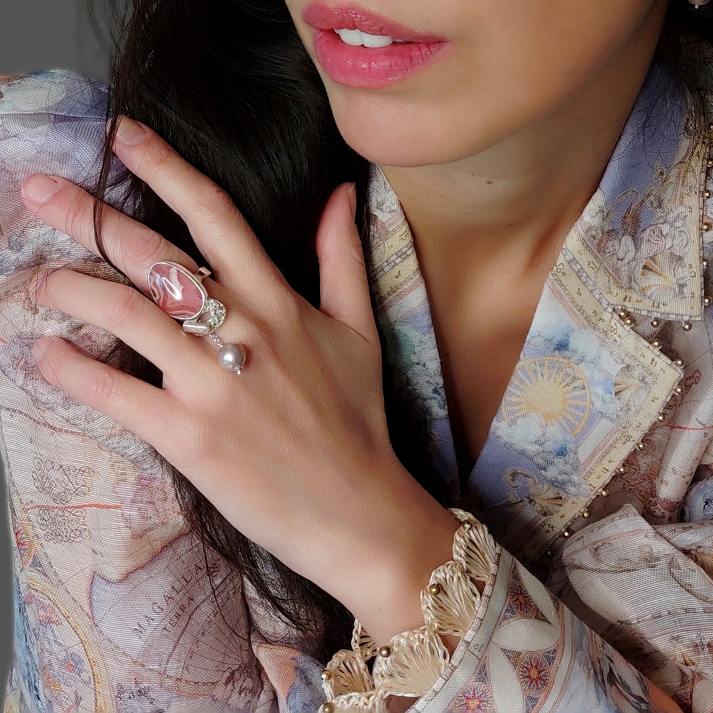 ST49 - Anello in argento 925 con rodocrosite e perla naturale d'acqua dolce