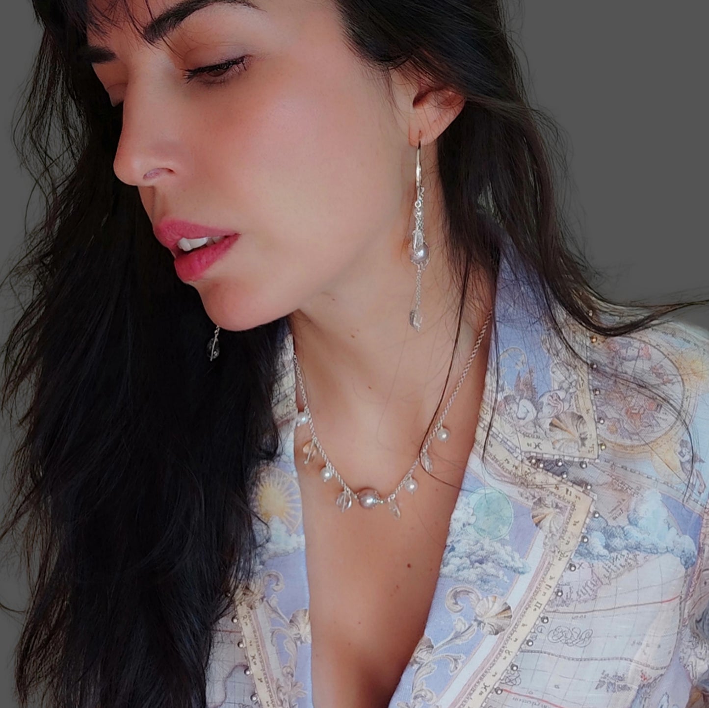 ST74 - Orecchini chandelier con perle colore rosa antico, perle bianche tonde e cristalli