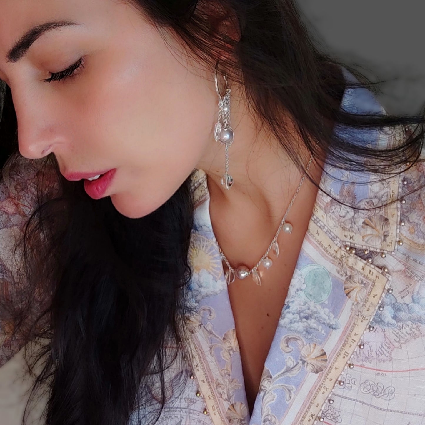 ST74 - Orecchini chandelier con perle colore rosa antico, perle bianche tonde e cristalli