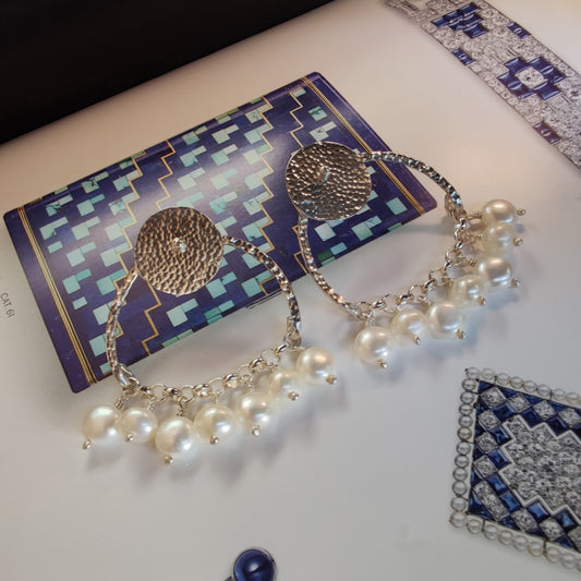 ST76 - Orecchini in argento martellato 925 con perle bianche d'acqua dolce