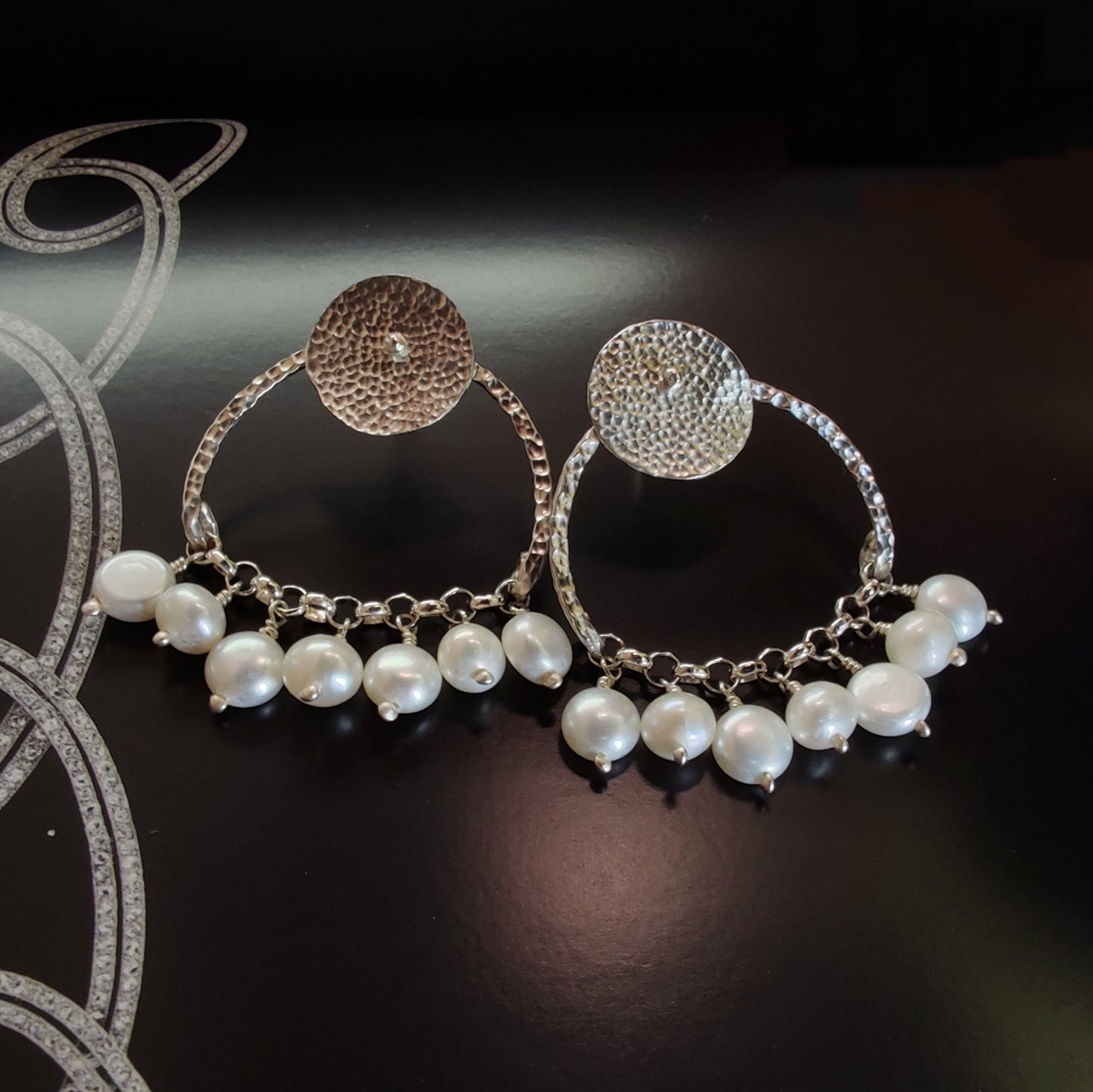 ST76 - Orecchini in argento martellato 925 con perle bianche d'acqua dolce