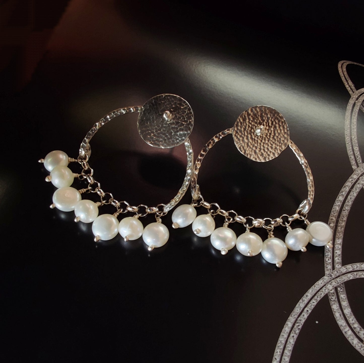 ST76 - Orecchini in argento martellato 925 con perle bianche d'acqua dolce