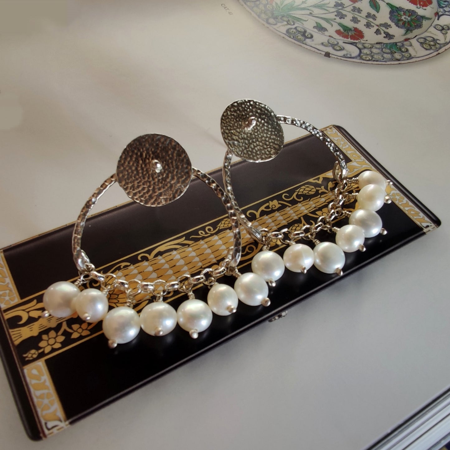 ST76 - Orecchini in argento martellato 925 con perle bianche d'acqua dolce