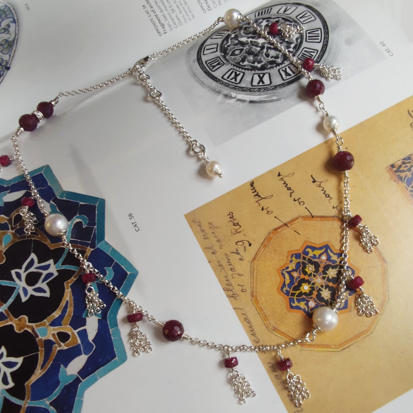 ST58 - Collana in argento con rubini sfaccettati e perle d'acqua dolce