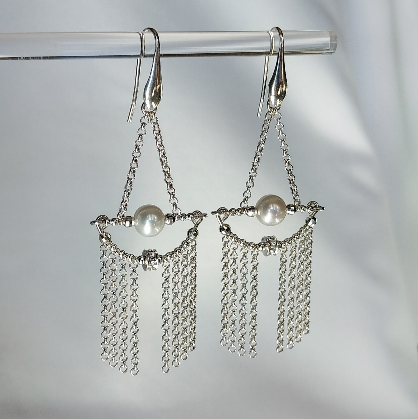 ST17 - Earrings with silver train, white freshwater pearls and zircons.