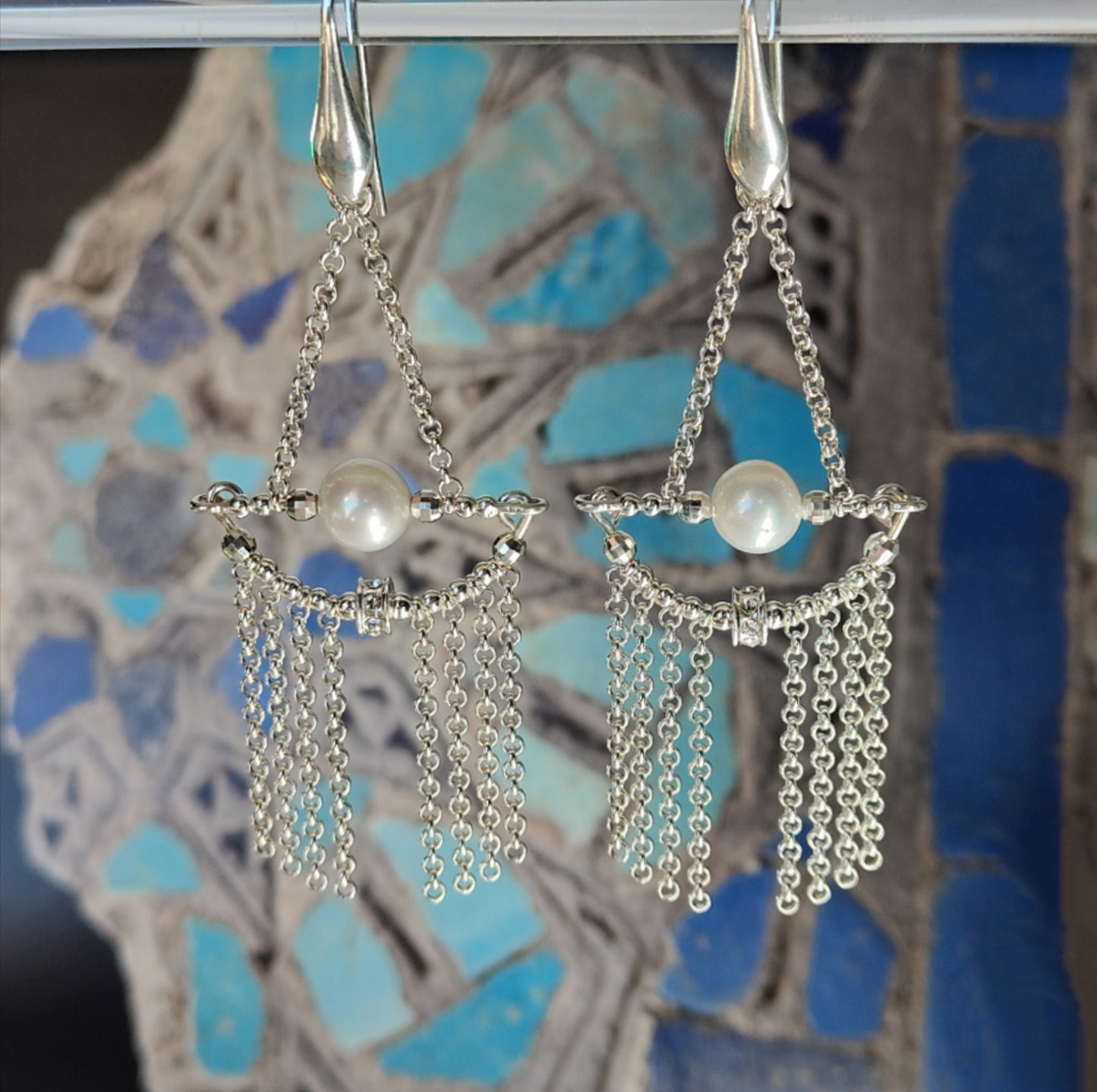 ST17 - Earrings with silver train, white freshwater pearls and zircons.