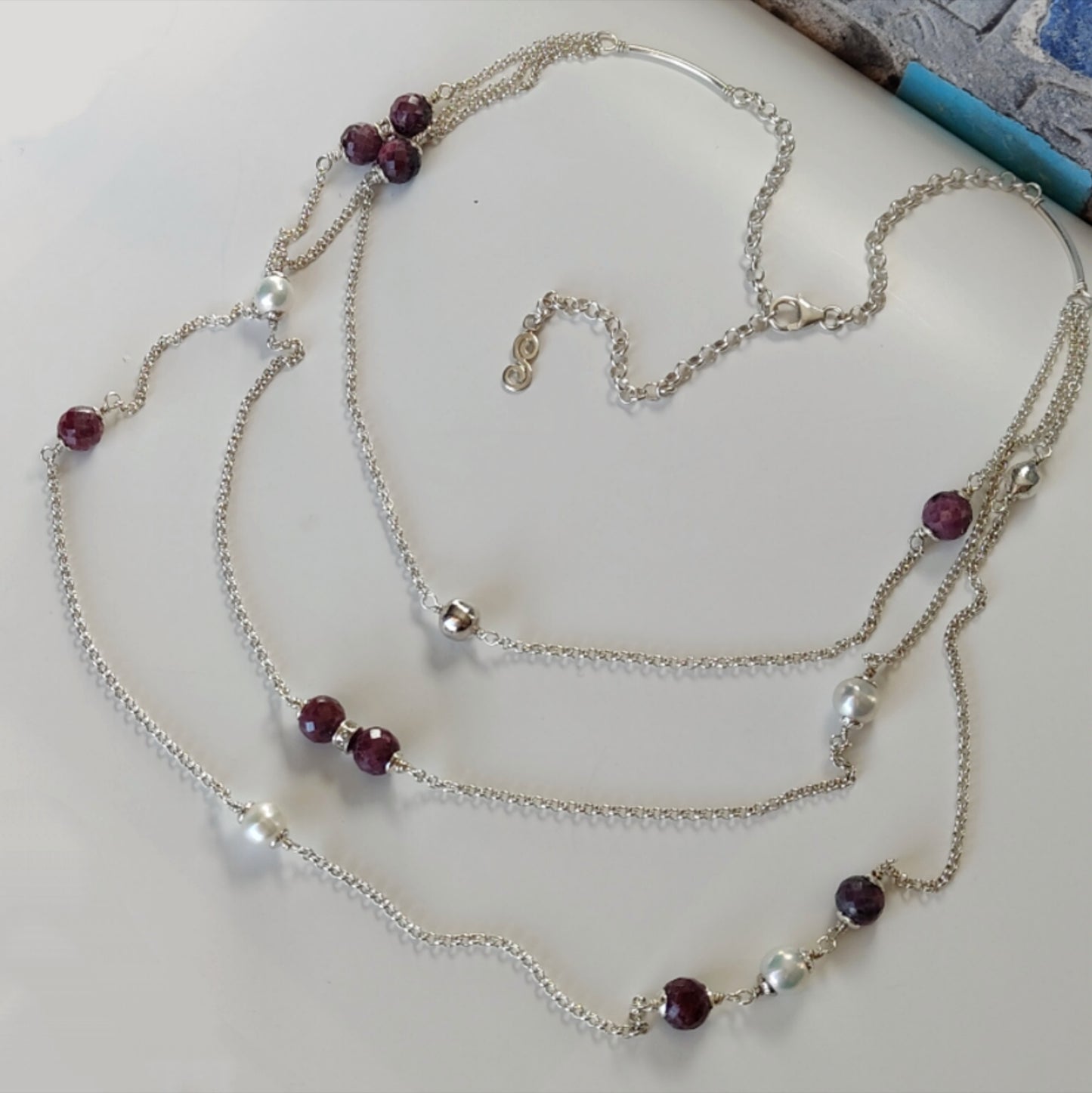 ST21  - Collana tre fili con rubini e perle