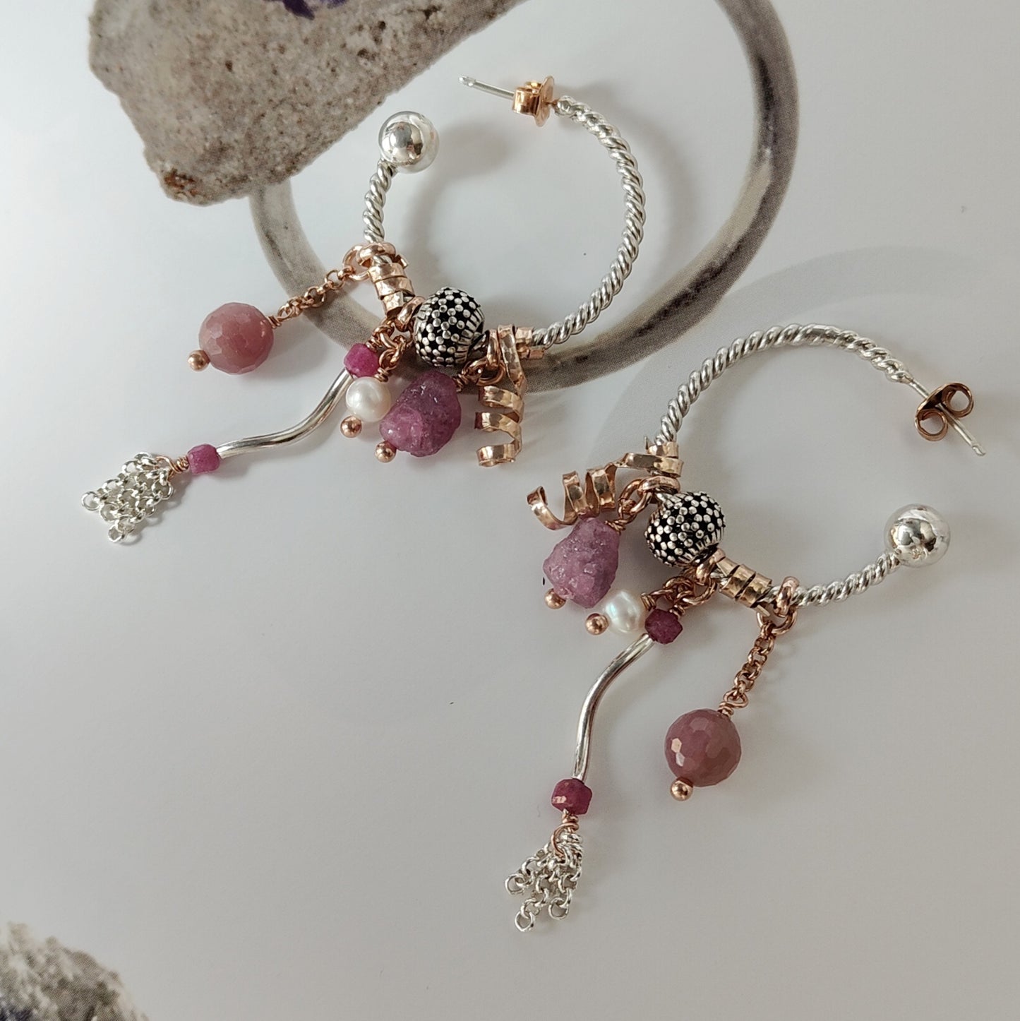 ST5 - Orecchini a cerchio in argento e rubini grezzi