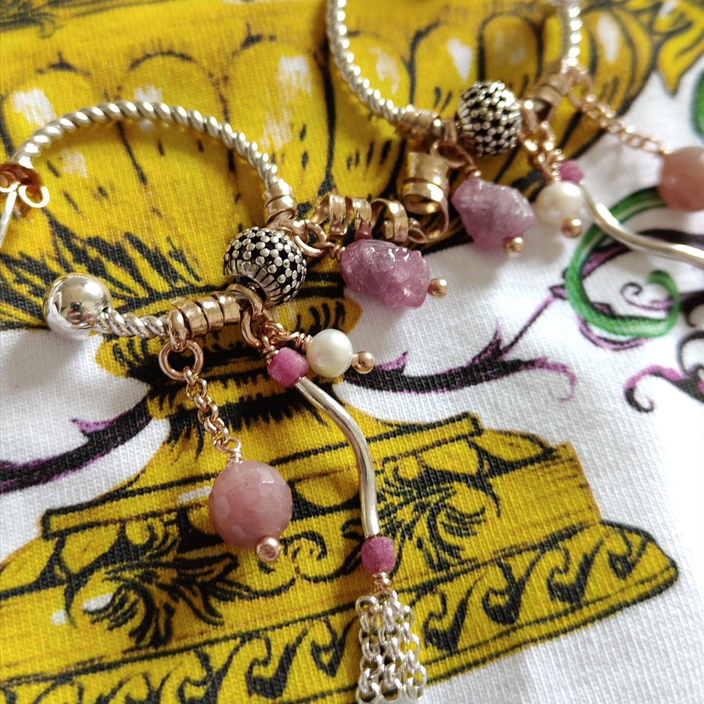 ST5 - Orecchini a cerchio in argento e rubini grezzi