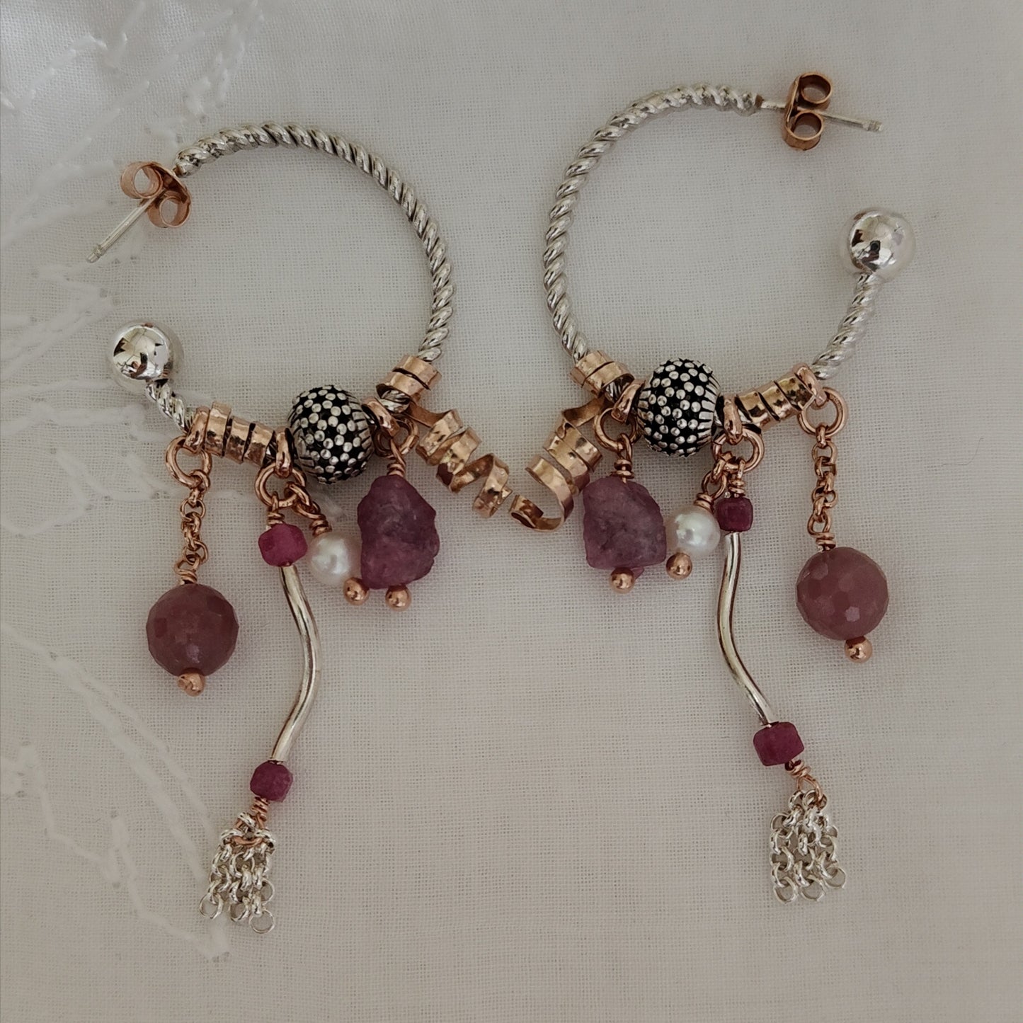 ST5 - Orecchini a cerchio in argento e rubini grezzi