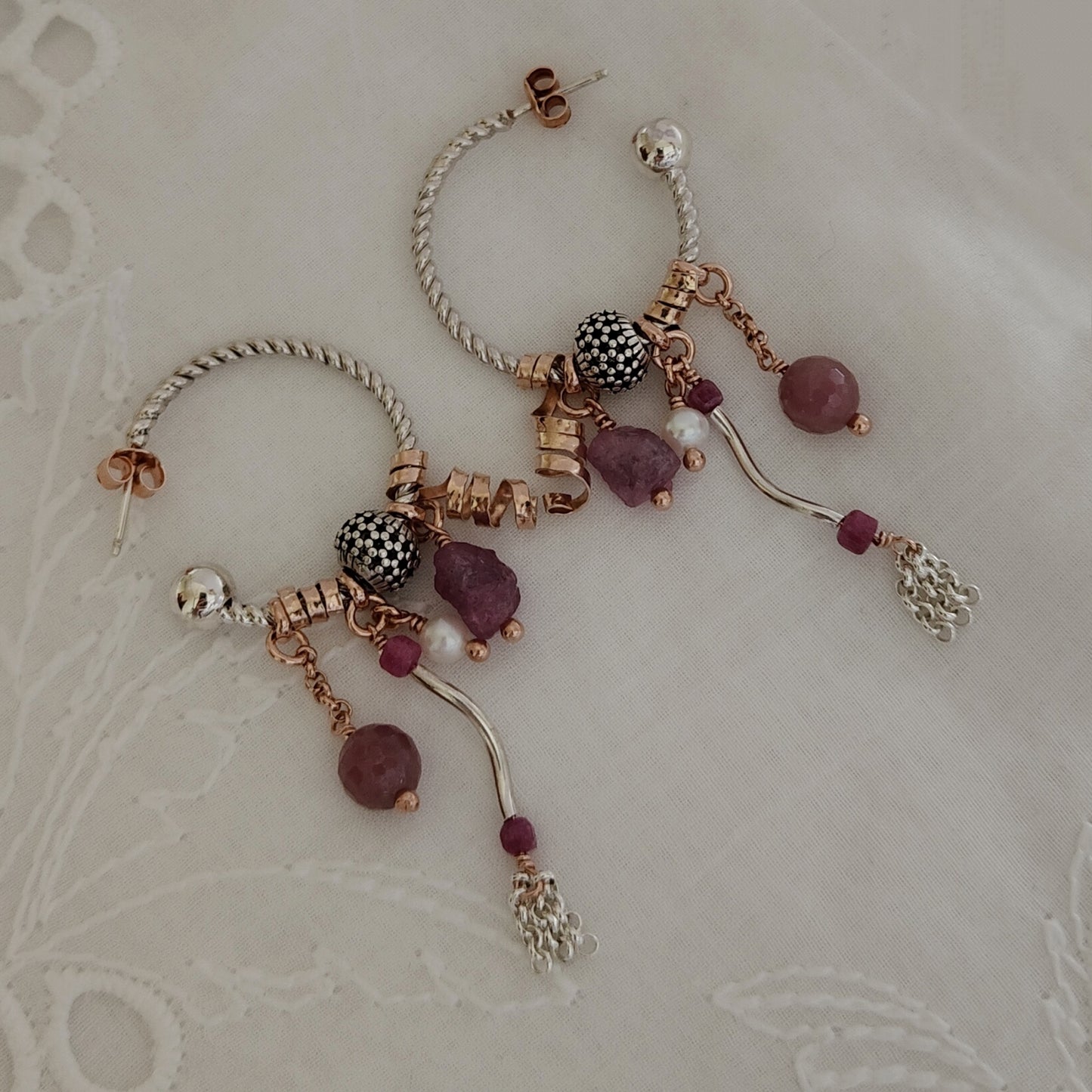 ST5 - Orecchini a cerchio in argento e rubini grezzi