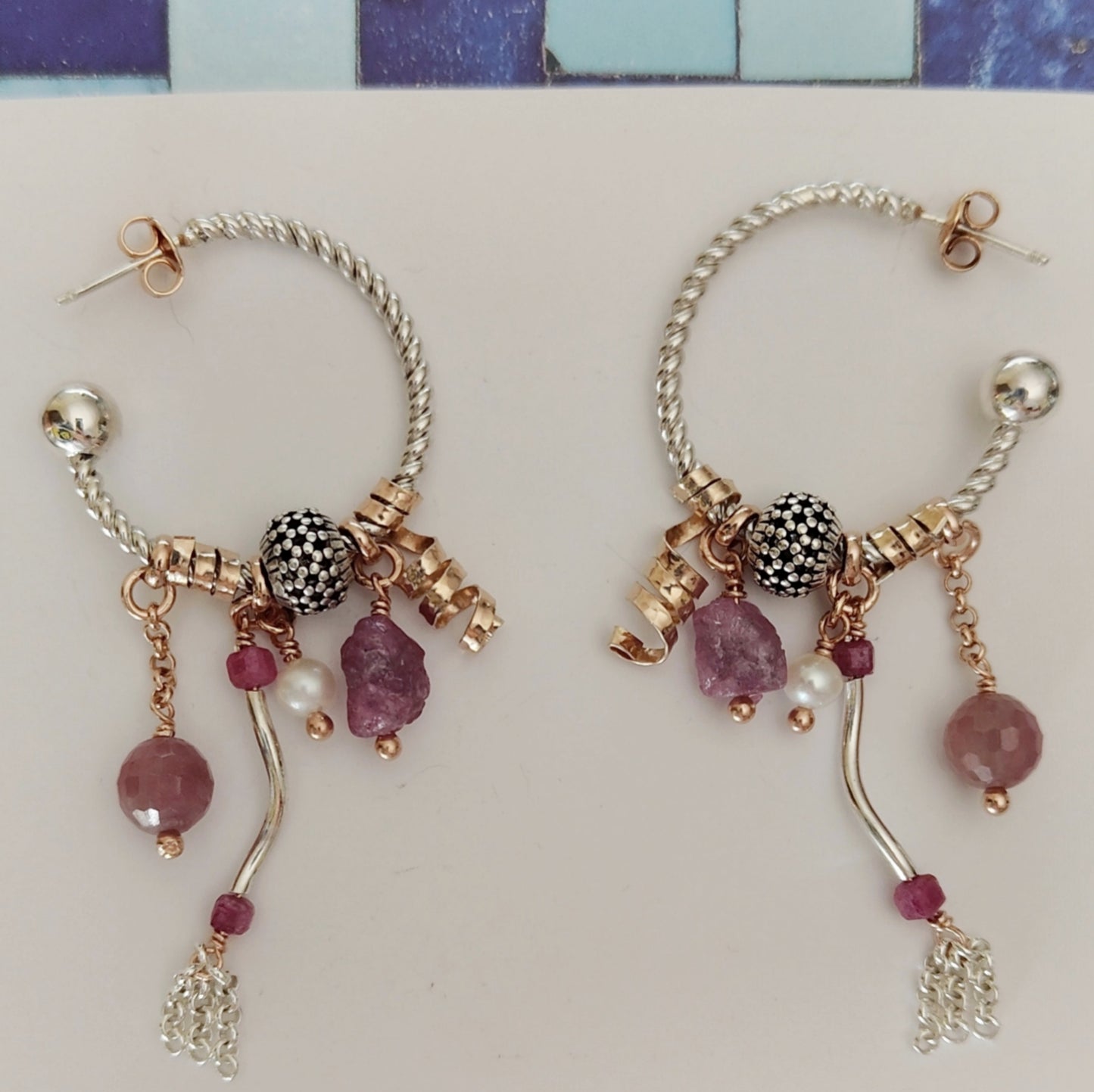 ST5 - Orecchini a cerchio in argento e rubini grezzi