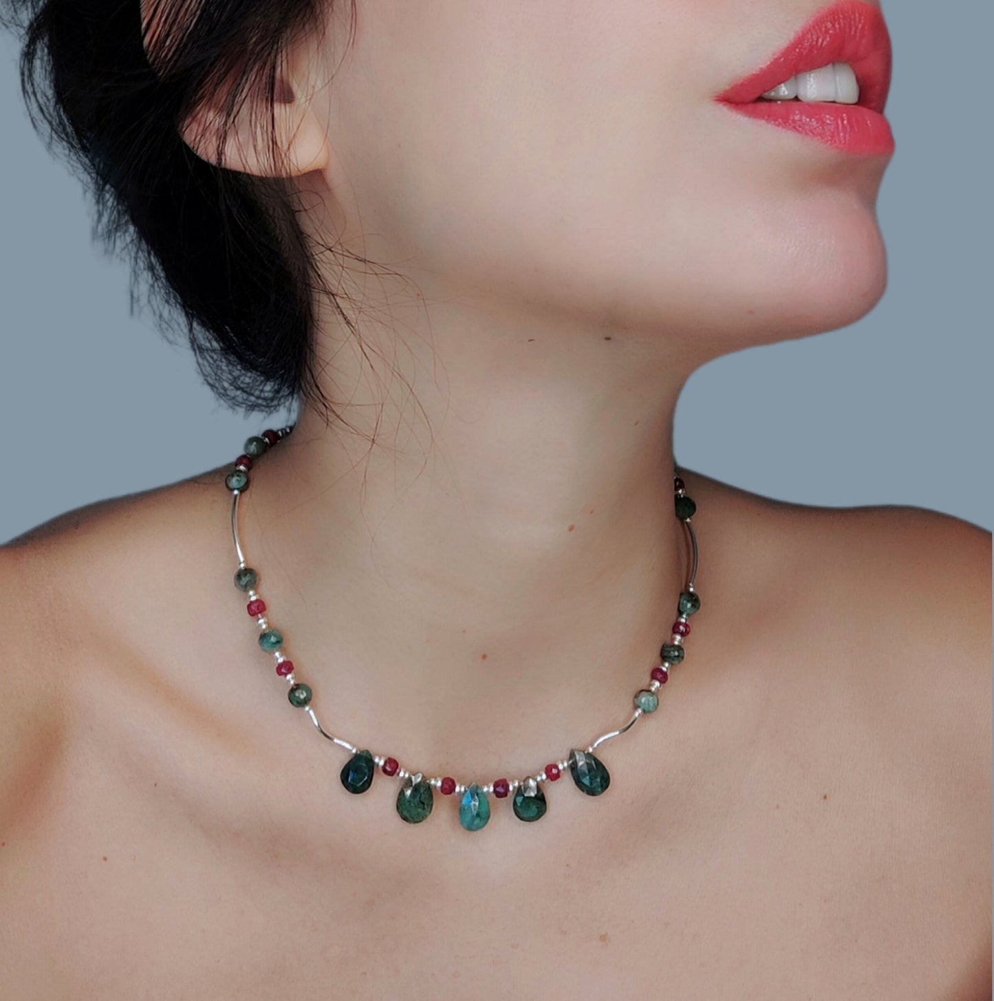 ST65 - Collana girocollo in argento 925 con briolettes in smeraldo e rubini sfaccettati