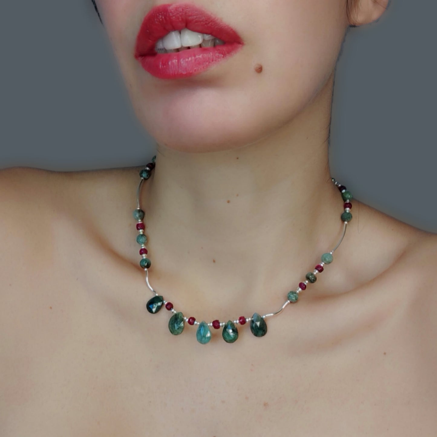 ST65 - Collana girocollo in argento 925 con briolettes in smeraldo e rubini sfaccettati