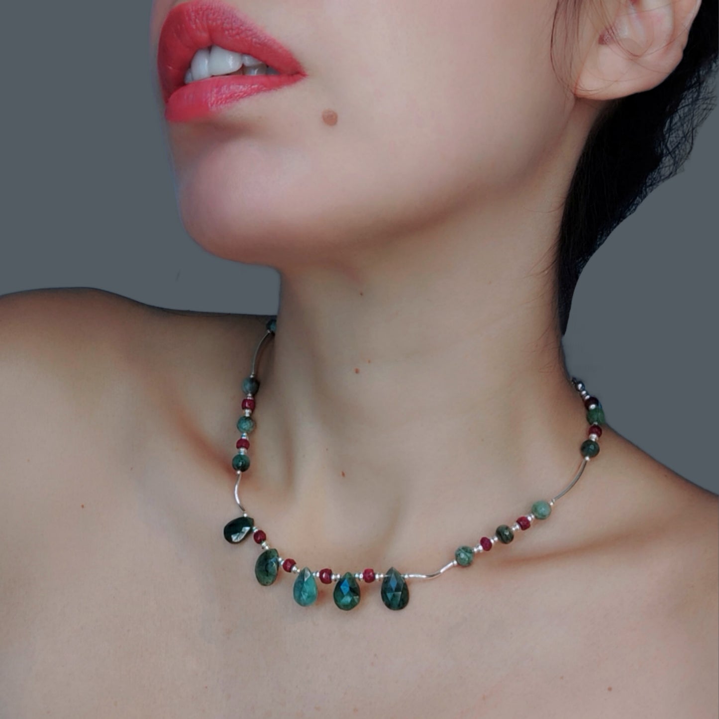 ST65 - Collana girocollo in argento 925 con briolettes in smeraldo e rubini sfaccettati