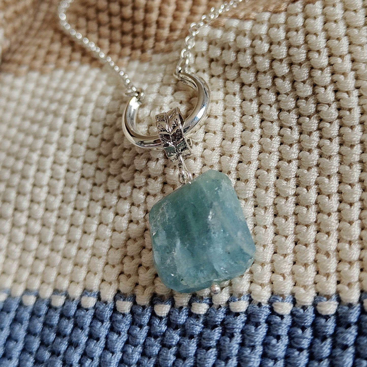 ST11 - Collana in argento con ciondolo in acquamarina grezza