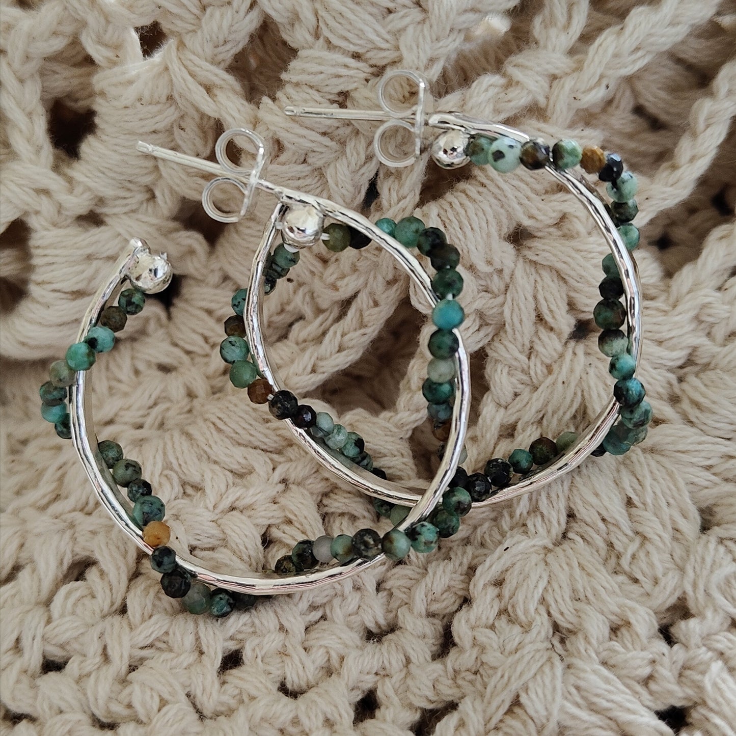 ST9 - Orecchini a cerchio in argento martellato con turchese africano