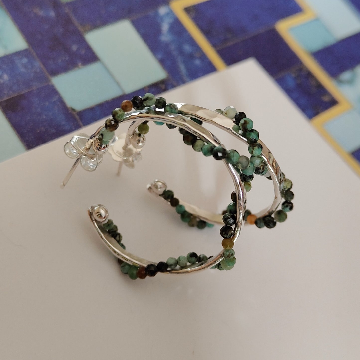 ST9 - Orecchini a cerchio in argento martellato con turchese africano