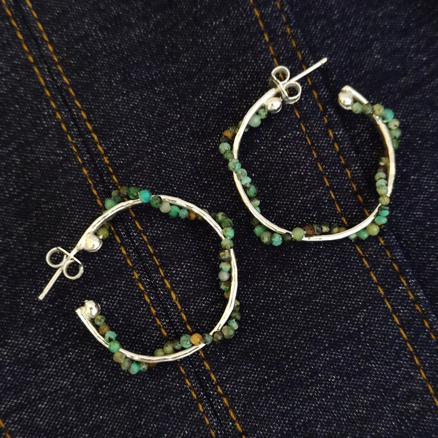 ST9 - Orecchini a cerchio in argento martellato con turchese africano