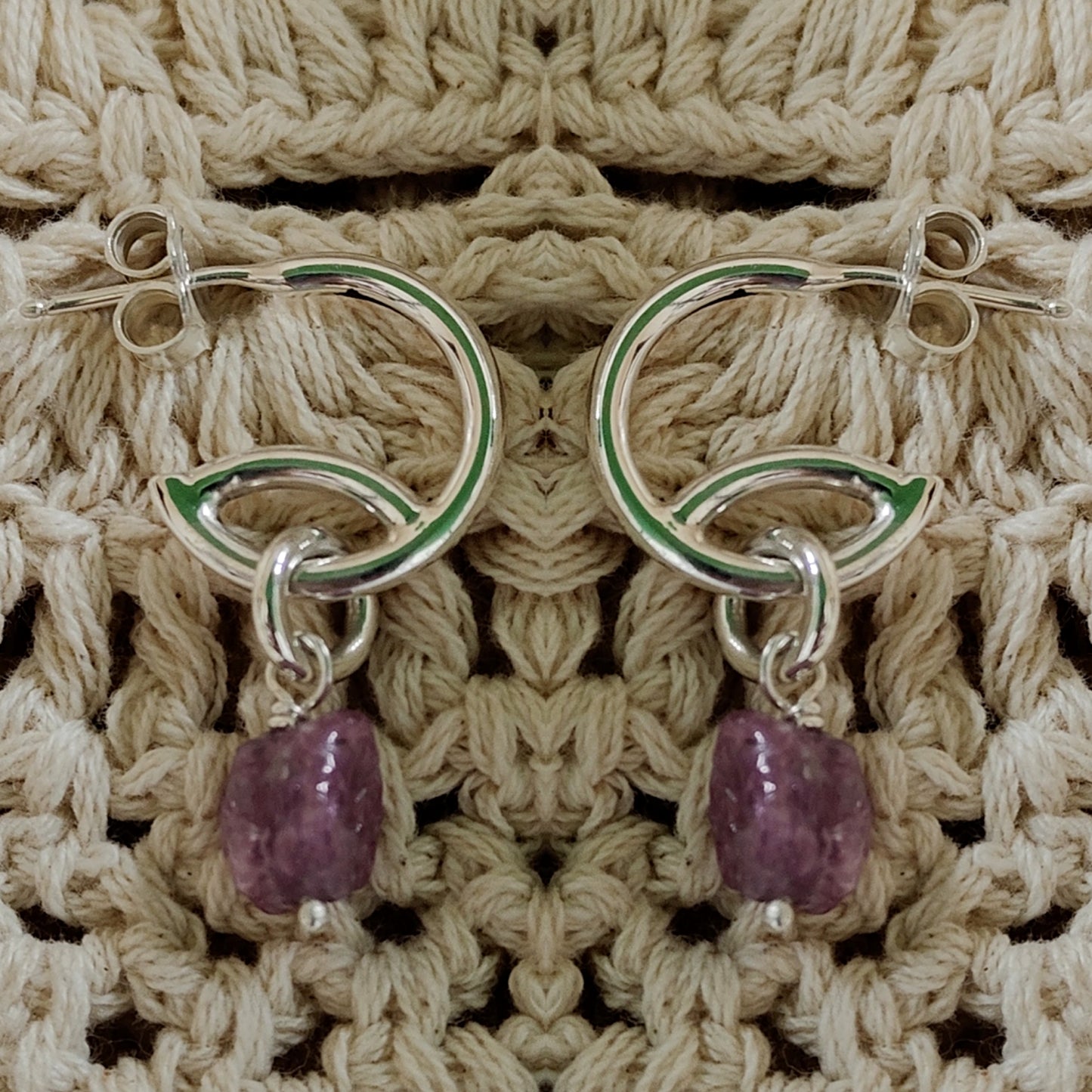 ST10 - Orecchini in argento con rubini grezzi