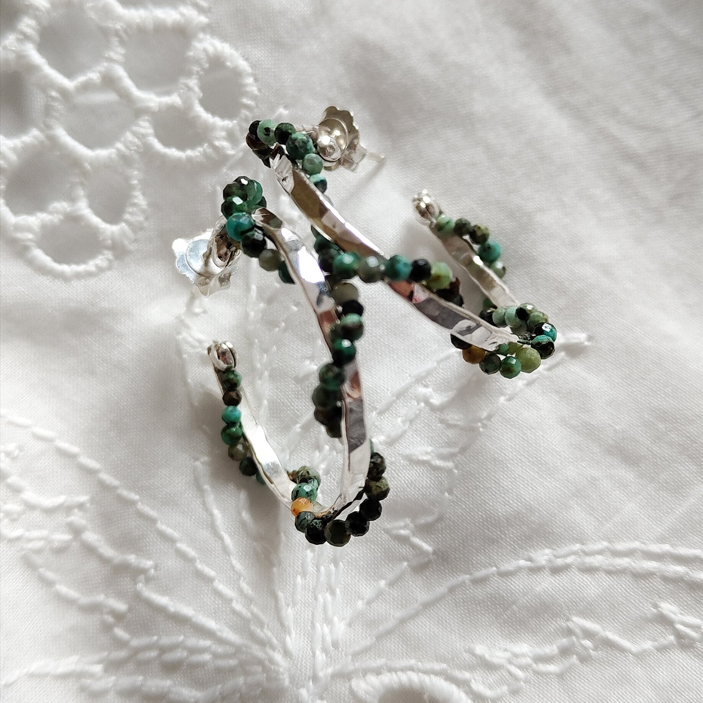 ST9 - Orecchini a cerchio in argento martellato con turchese africano