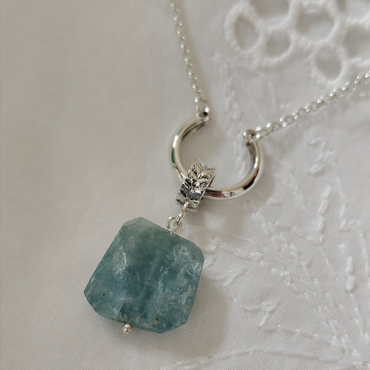 ST11 - Collana in argento con ciondolo in acquamarina grezza