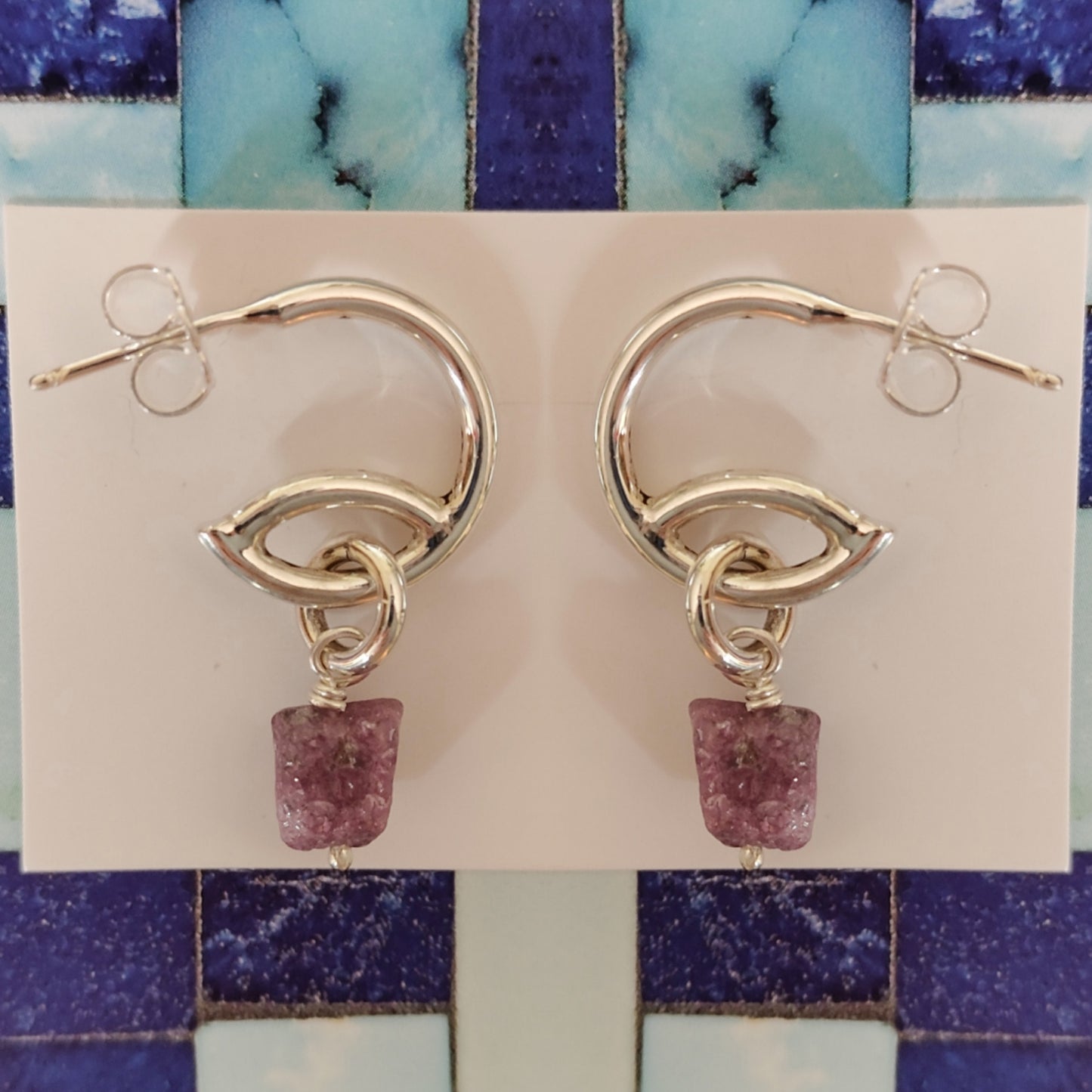 ST10 - Orecchini in argento con rubini grezzi