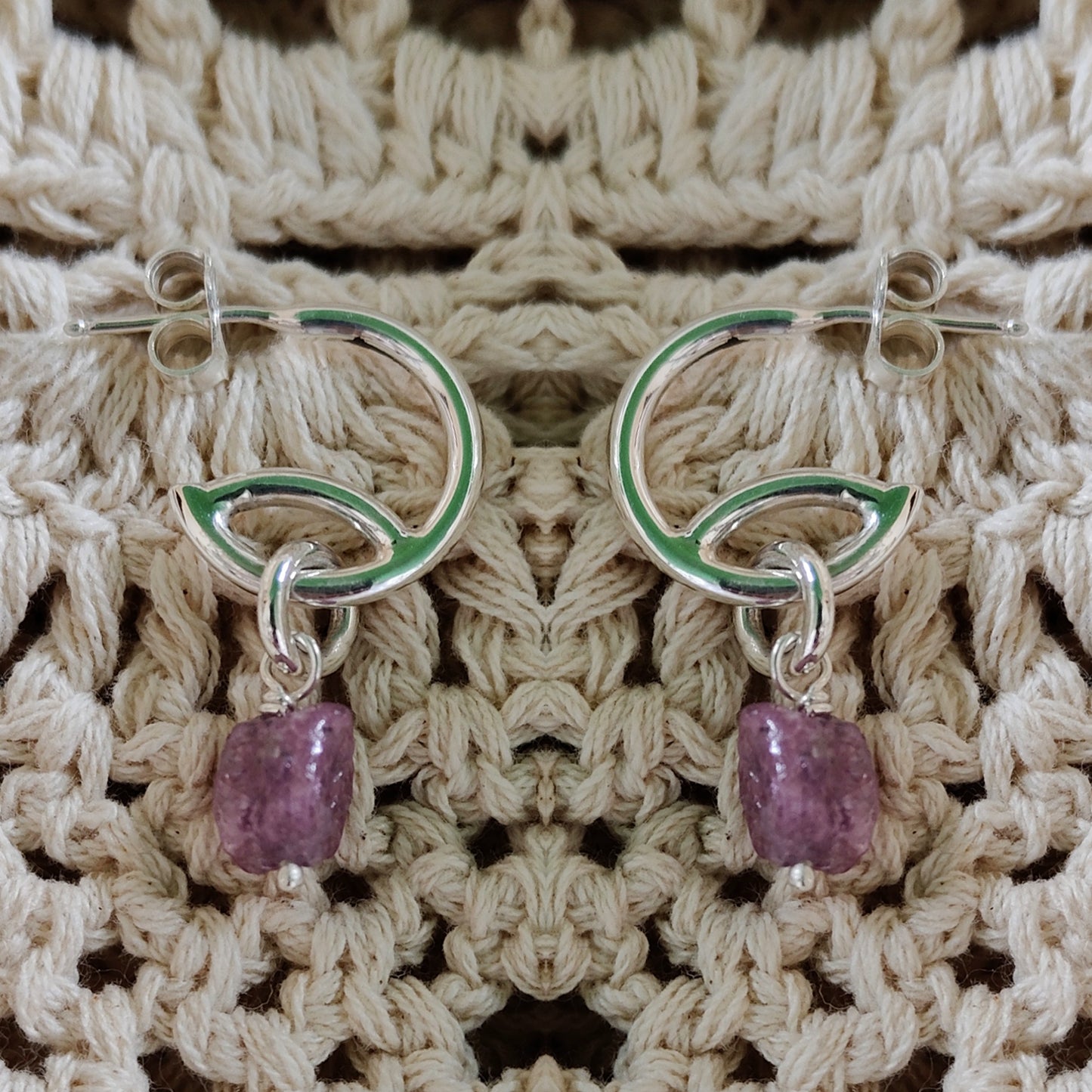 ST10 - Orecchini in argento con rubini grezzi